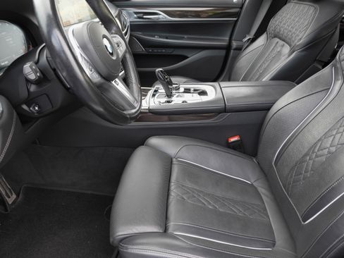 Certified 2022 BMW M760i xDrive w/ Luxury Rear Seating Package image 12