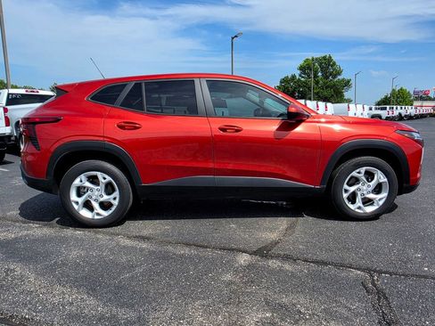 Used 2024 Chevrolet Trax LS w/ LS Convenience Package FWD image 8
