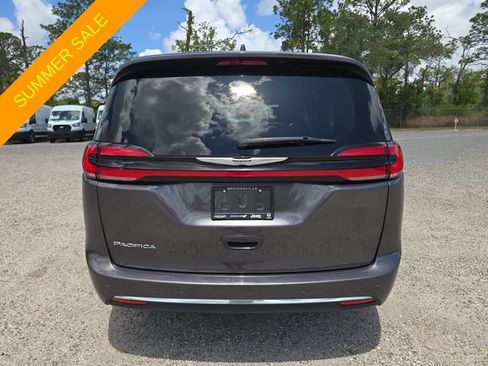 Used 2023 Chrysler Pacifica Touring-L FWD image 5