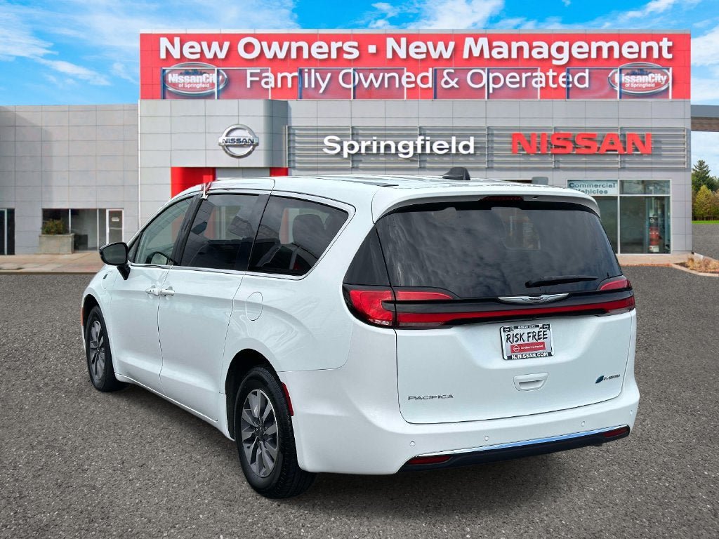 Used 2024 Chrysler Pacifica Limited FWD image 4