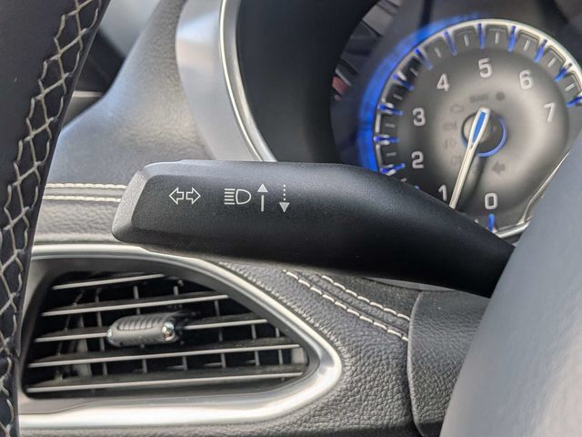 Used 2025 Chrysler Pacifica Limited FWD image 33