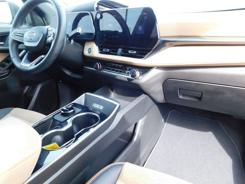 Used 2025 Chevrolet Equinox ACTIV w/ Safety and Technology Package image 18