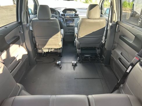 Used 2015 Honda Odyssey Touring Elite image 3