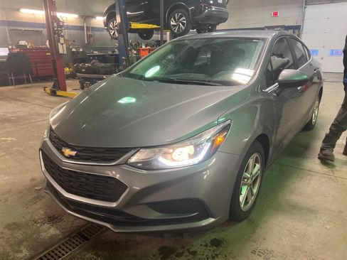 Used 2018 Chevrolet Cruze LT w/ Convenience Package image 1