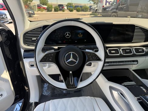Used 2026 Mercedes-Benz Maybach GLS 600 4MATIC image 9