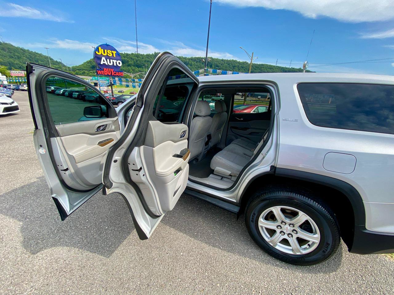 Used 2017 GMC Acadia SLE FWD image 14