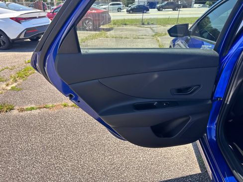 Used 2025 Hyundai Elantra Sport FWD image 21