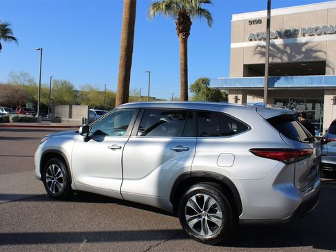 Used 2023 Toyota Highlander XLE image 3