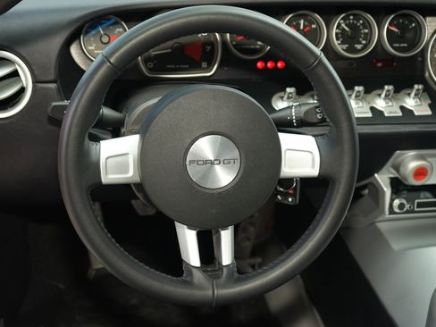 Used 2005 Ford GT image 14