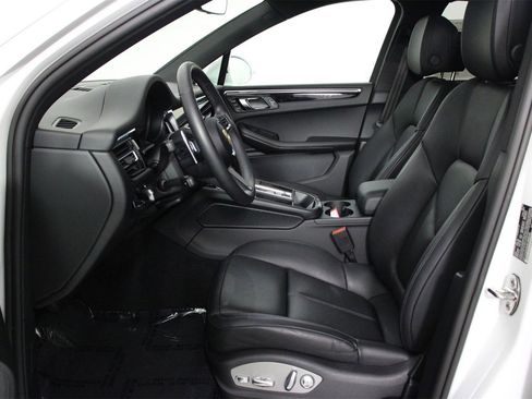 Used 2025 Porsche Macan image 5