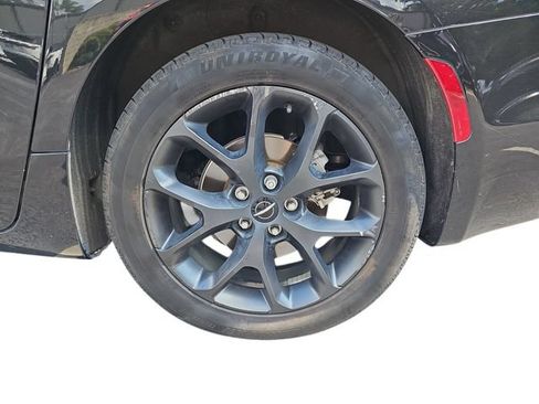 Used 2022 Chrysler Pacifica Touring-L w/ S Appearance Package FWD image 9