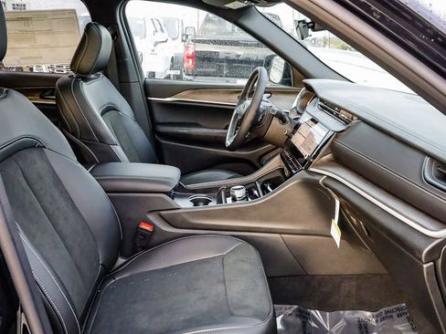 New 2026 Jeep Grand Cherokee Altitude image 21