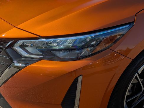 Used 2024 Nissan Sentra SR w/ SR Premium Package image 7