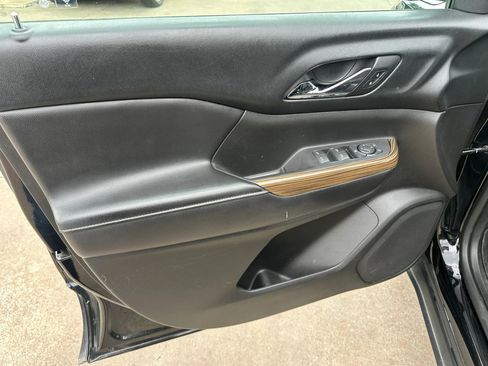 Used 2017 GMC Acadia SLE w/ LPO, Floor Liner Package image 18