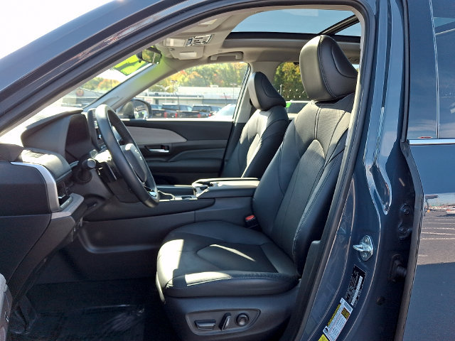 Used 2024 Toyota Grand Highlander AWD image 11