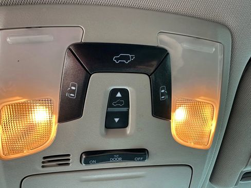 Used 2017 Toyota Sienna SE image 32