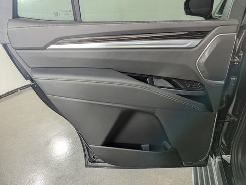 Used 2025 Cadillac Escalade Premium Luxury image 16