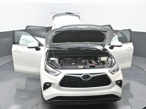 Used 2020 Toyota Highlander LE FWD image 35