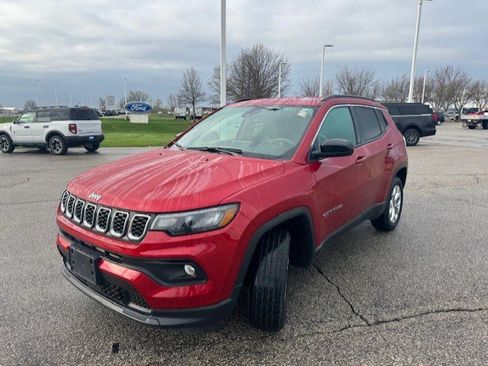 Used 2025 Jeep Compass Latitude image 3