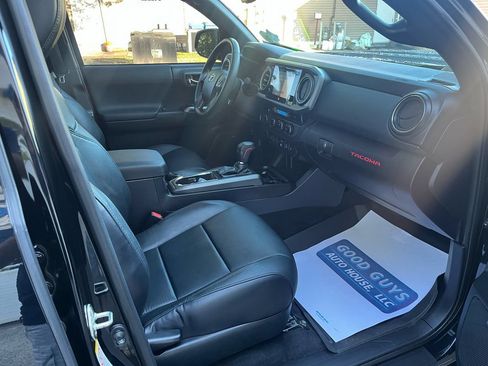 Used 2018 Toyota Tacoma TRD Sport AWD/4WD image 18
