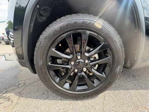 Used 2018 Jeep Grand Cherokee Laredo AWD/4WD image 9