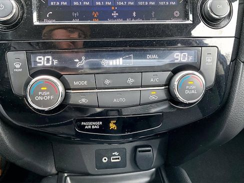 Used 2018 Nissan Rogue SV image 14