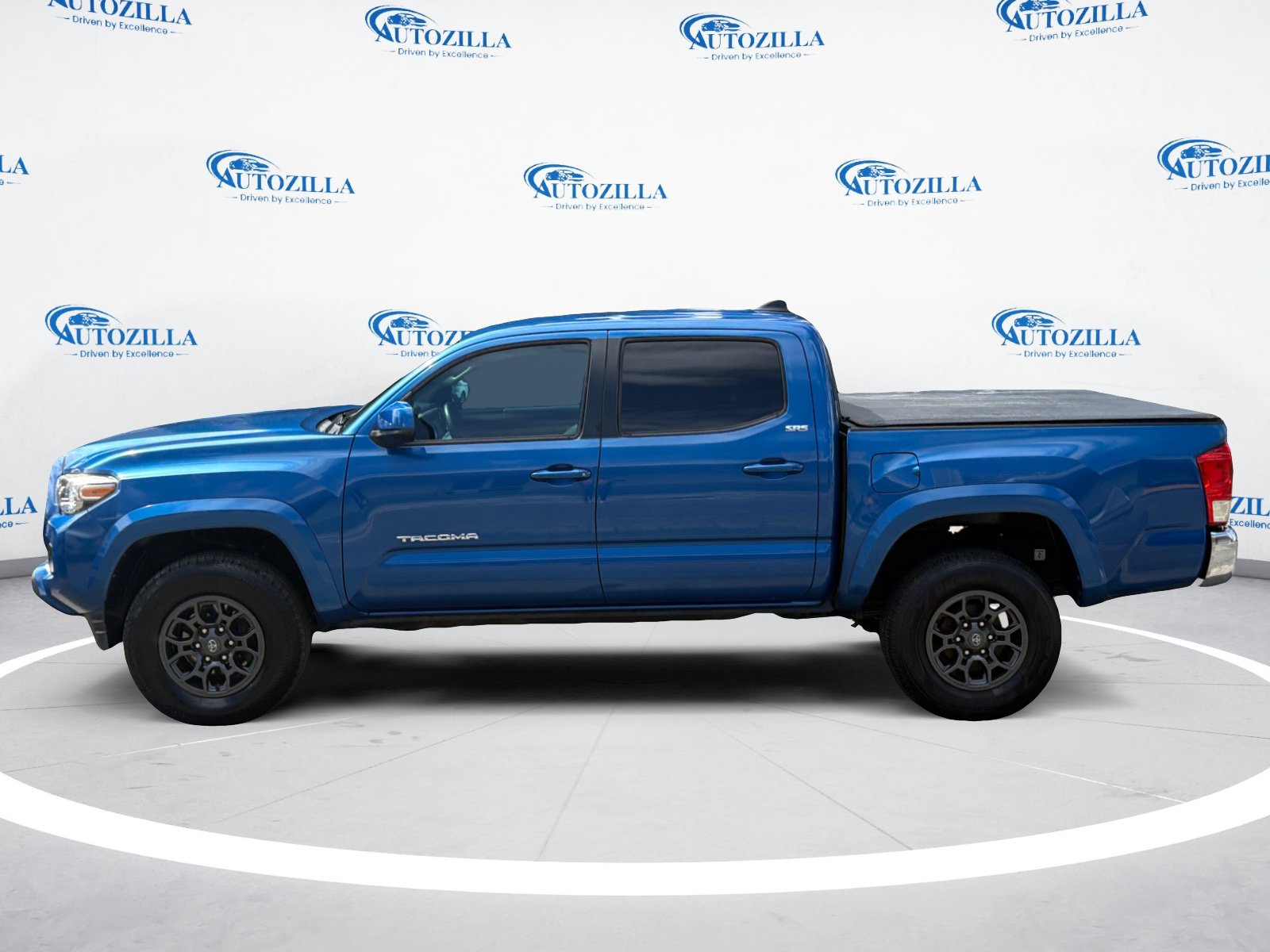 Used 2018 Toyota Tacoma SR5 RWD image 2