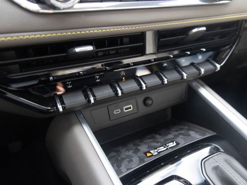 Used 2023 Chevrolet Colorado ZR2 w/ ZR2 Convenience Package III image 35