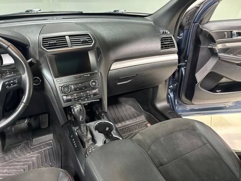 Used 2019 Ford Explorer XLT w/ Equipment Group 202A AWD/4WD image 24