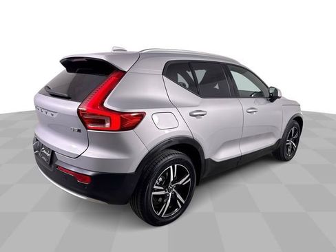 Used 2023 Volvo XC40 B5 Core image 8