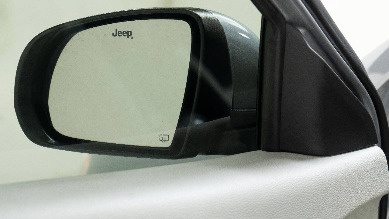 Used 2017 Jeep Compass Latitude w/ Popular Equipment Group FWD image 11