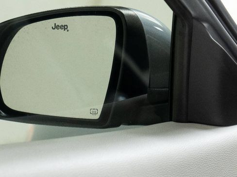 Used 2017 Jeep Compass Latitude w/ Popular Equipment Group FWD image 11