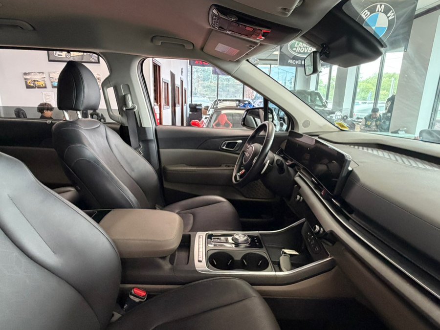 Used 2025 Kia Carnival EX FWD image 48
