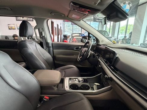 Used 2025 Kia Carnival EX FWD image 48