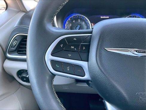 Used 2023 Chrysler Pacifica Limited FWD image 11