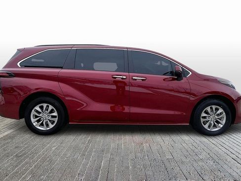 Used 2022 Toyota Sienna XLE image 8
