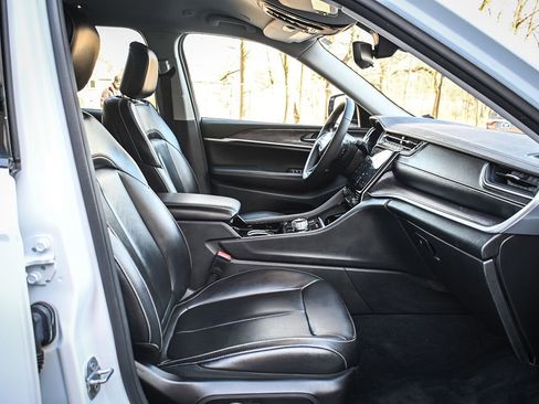 Used 2023 Jeep Grand Cherokee L Limited image 19