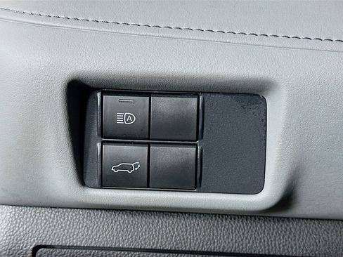 Used 2021 Toyota Highlander XLE AWD/4WD image 17
