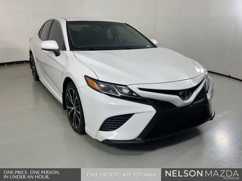 Used 2019 Toyota Camry SE FWD image 3