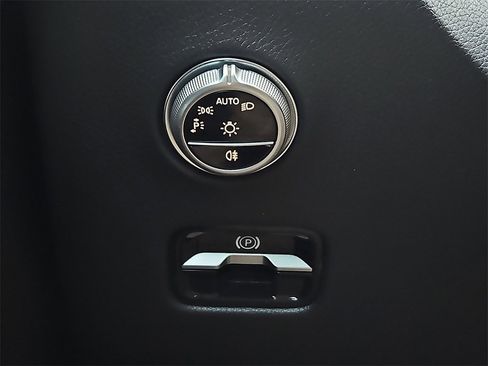 Used 2024 Mercedes-Benz GLC 300 4MATIC image 25