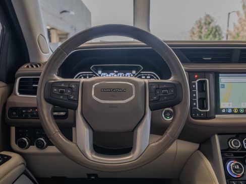 Used 2021 GMC Yukon Denali w/ Denali Premium Package AWD/4WD image 9