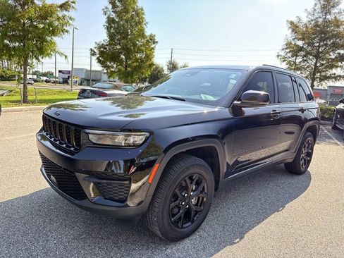 Used 2024 Jeep Grand Cherokee Altitude AWD/4WD image 7