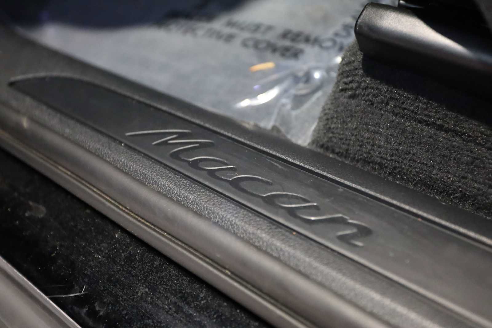 Used 2025 Porsche Macan AWD/4WD image 25