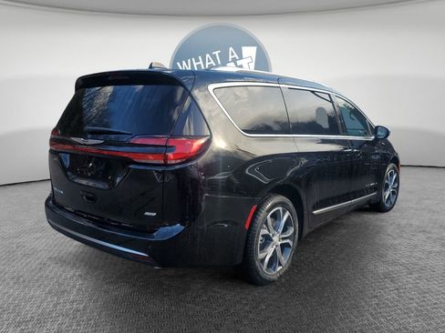 New 2026 Chrysler Pacifica Pinnacle image 3