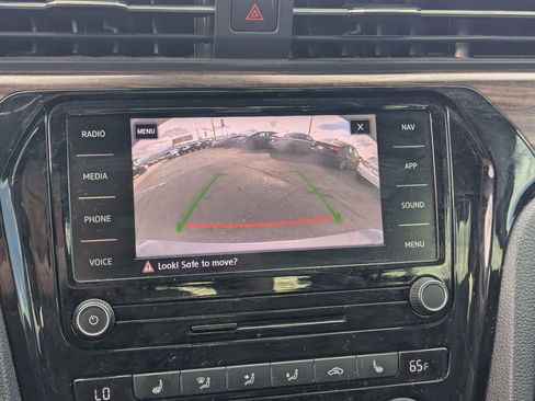 Used 2022 Volkswagen Passat 2.0T image 16