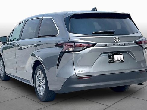 Used 2026 Toyota Sienna LE FWD image 11