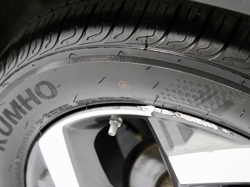 Used 2024 Hyundai Venue SEL FWD image 19
