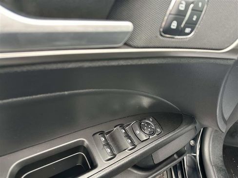 Used 2018 Ford Fusion SE w/ Fusion SE Technology Package image 9