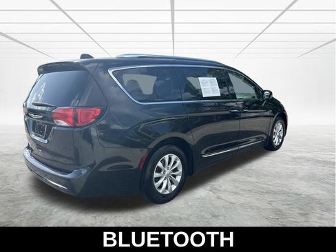 Used 2018 Chrysler Pacifica Touring-L FWD image 5