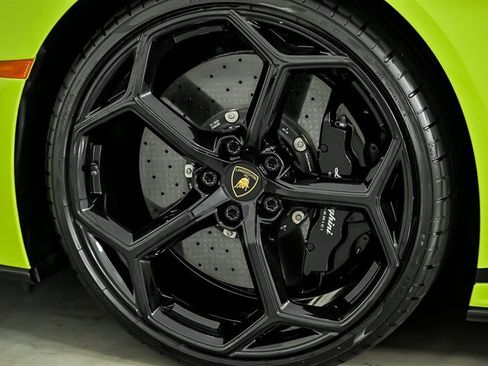 Used 2022 Lamborghini Huracan EVO RWD image 14